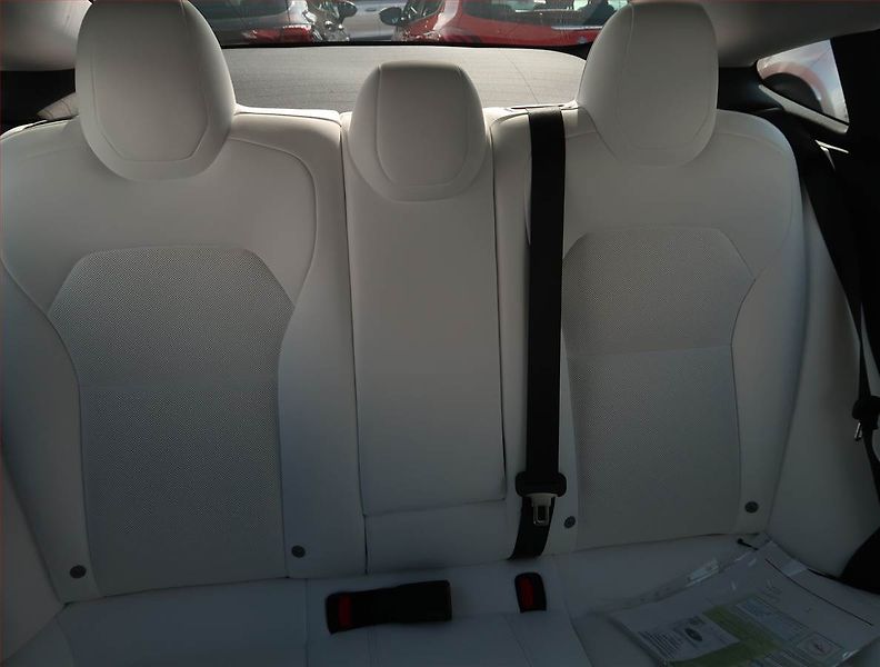 Tesla Model 3 (2024) Standard Range 60kWh - fotka 10 z 25