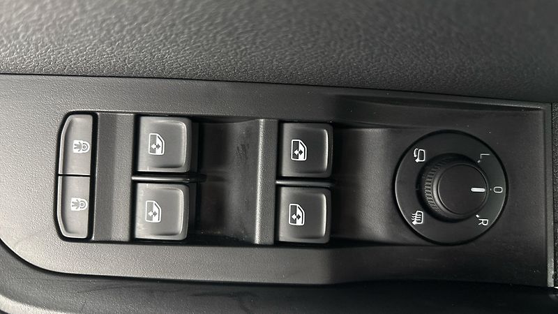 Škoda Superb 2.0 TDI DSG Style Combi - fotka 22 z 28