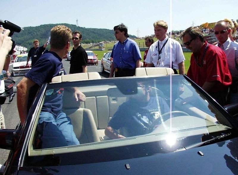 David Coulthard se v červnu roku 1999 stal čestným patronem Autodromu Most. Na snímku je rpři setkání s fanoušky.