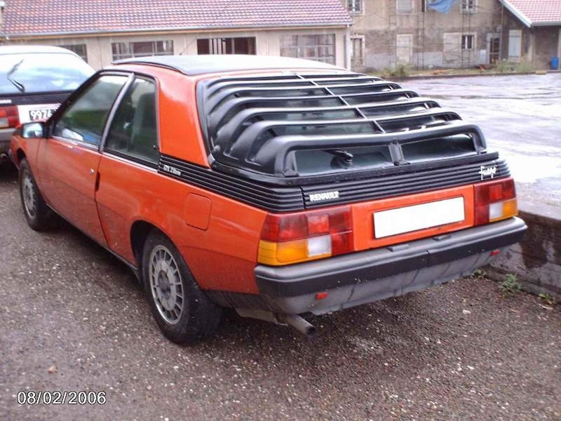 Renault Fuego GTX z roku 1982 s charakteristickým velkým zadním oknem, pod nímž se skrýval prostorný kufr.