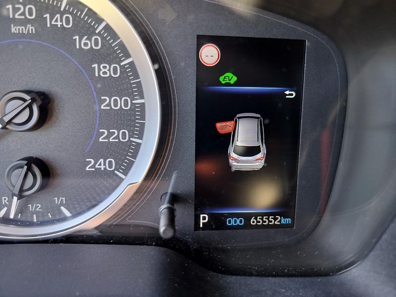 Toyota Corolla Touring 1.8 Hybrid Business - fotka 14 z 26