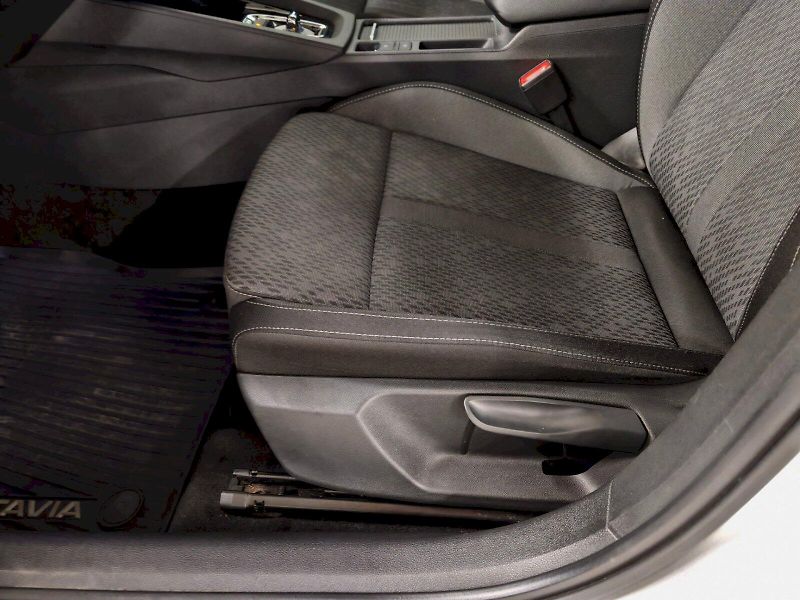 Škoda Octavia (2022) 2.0 TSI 140 kW DSG 4x4 Style P - fotka 22 z 30