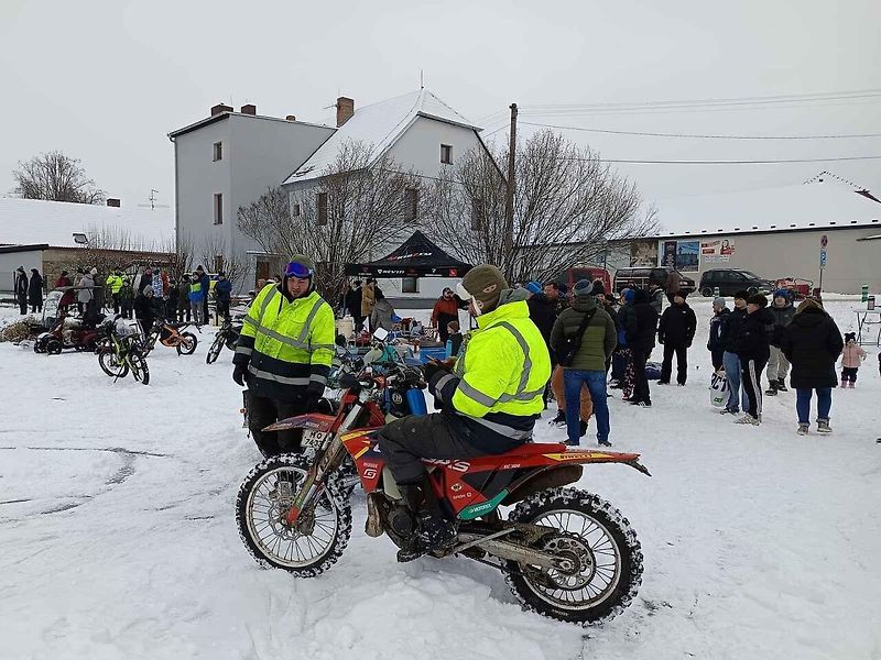 V Obořišti se konal první ročník jízdy na ledě Icekot.