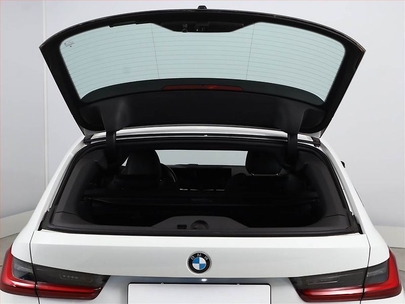 BMW Řada 3 (2022) 320 d xDrive - fotka 21 z 21