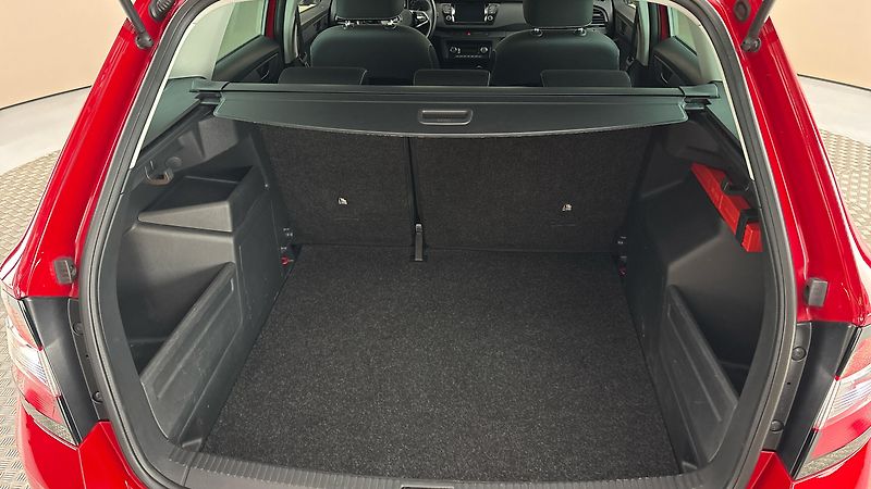 Škoda Fabia 1.0 TSI Ambition Combi Tour - fotka 17 z 24