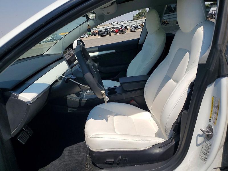 Tesla Model 3 (2021) Auto na cestě - fotka 7 z 12