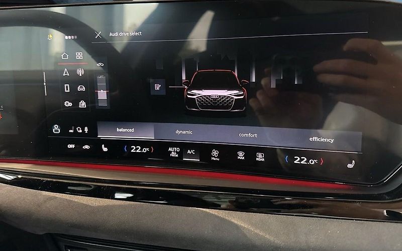Audi A6 Avant (2025) quattro S-line Vzduch Pano Taž - fotka 18 z 52