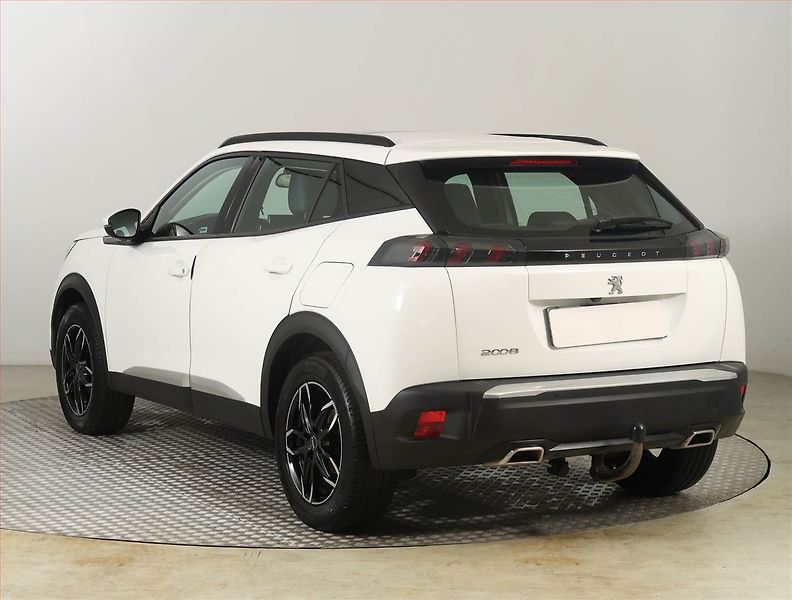 Peugeot 2008 (2020) Allure 1.2 PureTech, ČR,1.maj - fotka 4 z 23