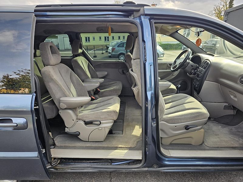 Chrysler Voyager 2.5 105kW 7 MÍST,TEMPOMAT - fotka 24 z 32