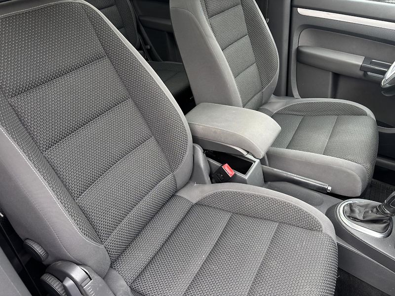 Volkswagen Touran (2013) 2.0TDI, 103kW. DSG, 7míst - fotka 11 z 16