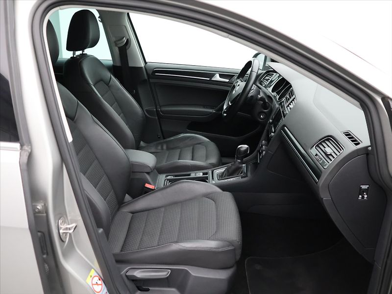 Volkswagen Golf 1,4 TSI 90kW DSG Highline Xeno - fotka 12 z 36