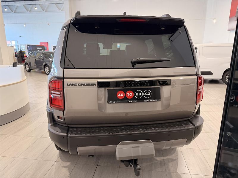 Toyota Land Cruiser 2,8 Executive  (204k) Diesel - fotka 4 z 11