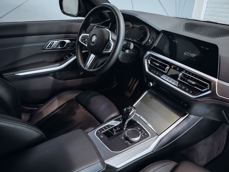 BMW Řada 3 320d Touring xDrive - fotka 16 z 26