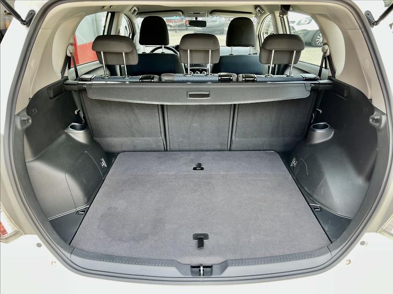 Toyota Verso 1,6 D-4D KLIMA - fotka 14 z 36