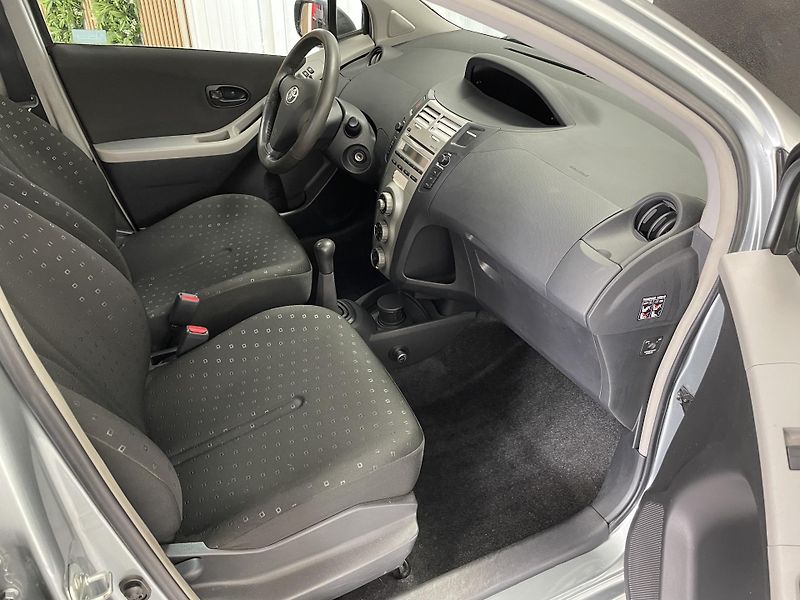 Toyota Yaris 1.0 i ČR 1.MAJ. AC  REZERVACE - fotka 12 z 22