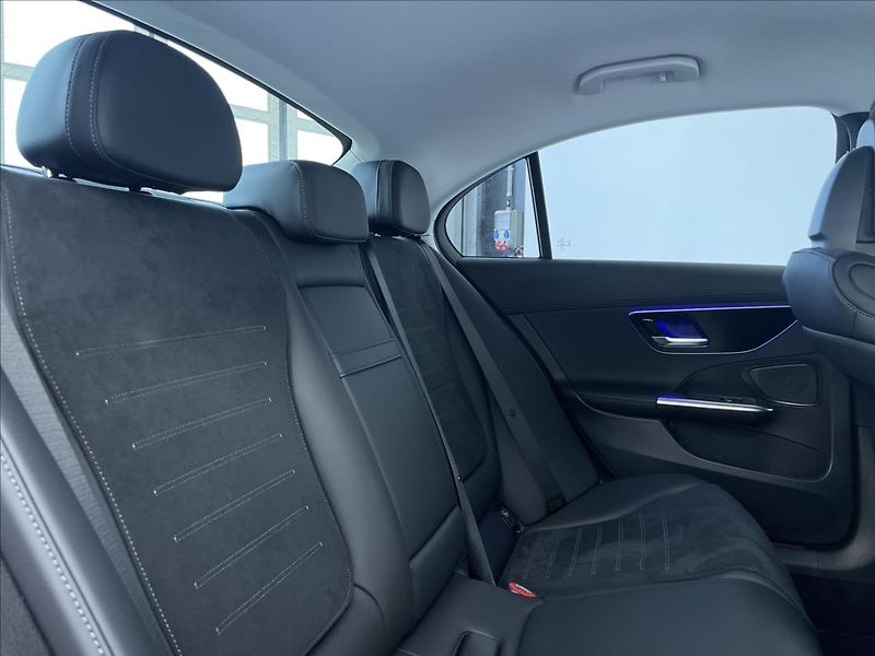 Mercedes-Benz Třídy C 220d 4MATIC AMG Style Edition - fotka 19 z 22