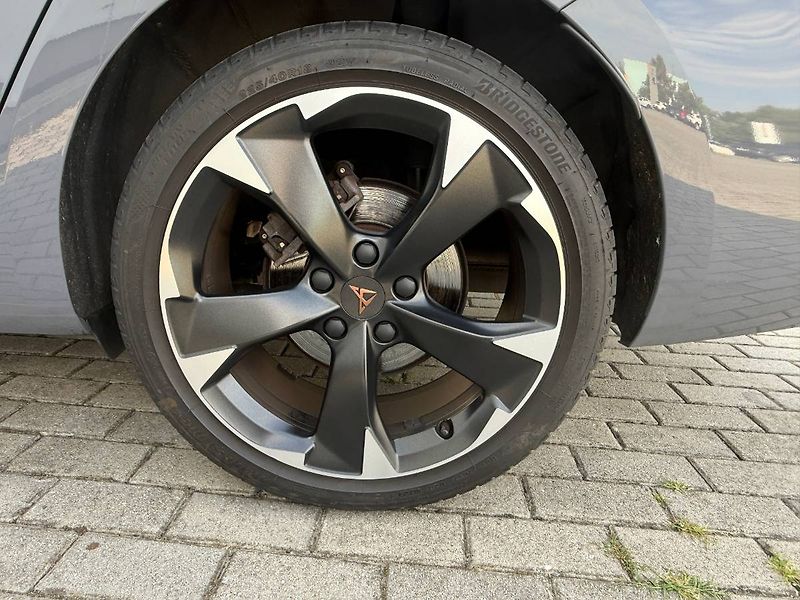 Cupra Leon (2023) 1.5 eTSI  DSG 150k - fotka 6 z 38
