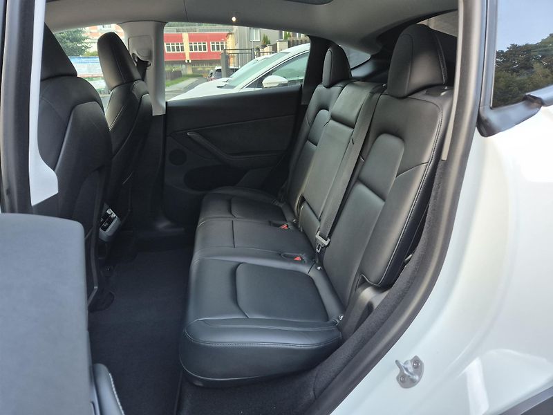 Tesla Model Y LONG RANGE DUAL MOTOR  92,7% - fotka 42 z 48