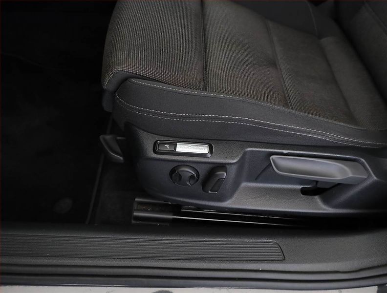 Volkswagen Passat (2019) Business 2.0 TDI, Automat - fotka 18 z 20