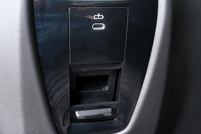 BMW iX 40, SoH 96,8%, SkyLounge,Tažné - fotka 32 z 37