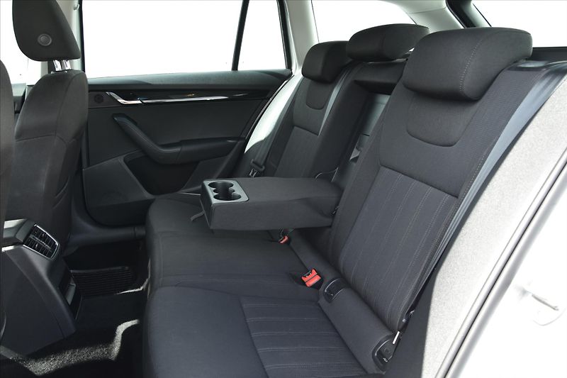 Škoda Octavia 1.6 TDI 85kW DSG LED NAVI ČR - fotka 11 z 24
