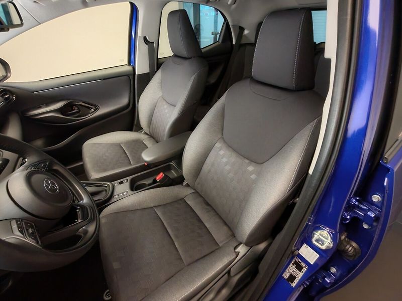 Toyota Yaris 1.5 Hybrid e-CVT Style - fotka 12 z 30