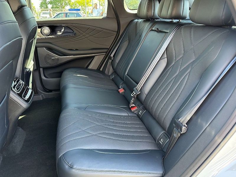 Omoda 9 1.5 Premium, PHEV, AT, SKLADEM - fotka 12 z 34