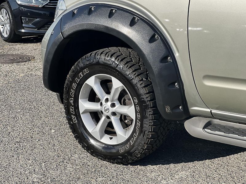 Nissan Pathfinder 2.5DCi 4x4 AUTOMAT 7MÍST  - fotka 41 z 43