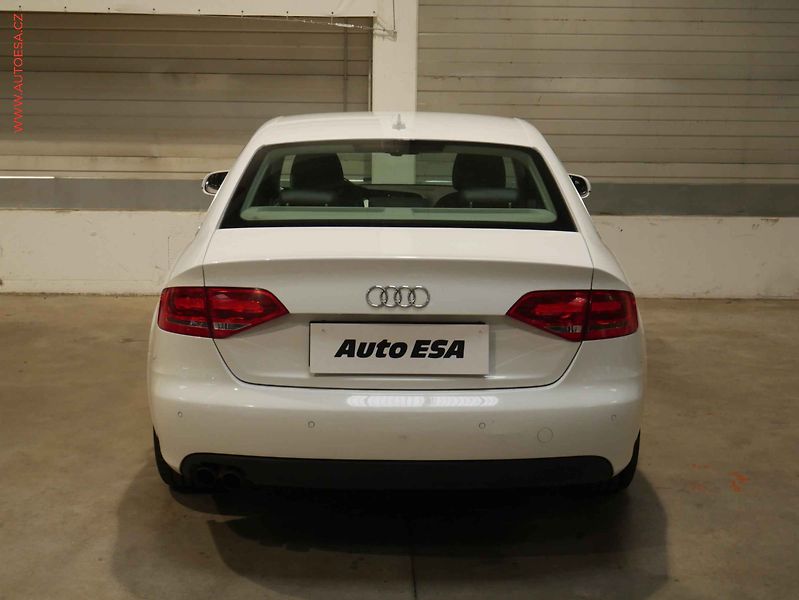Audi A4 (2009) 2.0 TDi, 1.maj, AC, park - fotka 5 z 16
