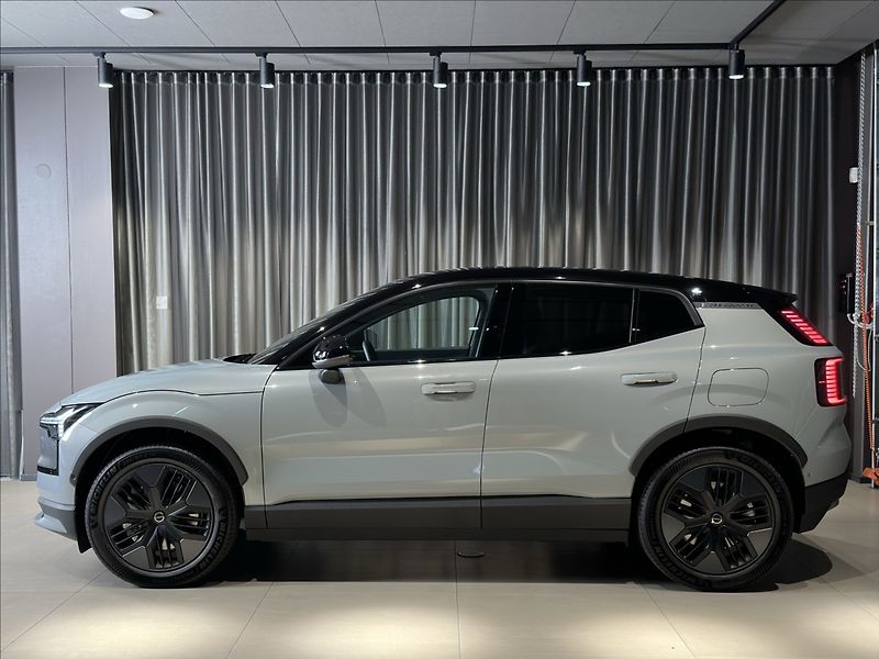 Volvo EX30 (2026) 0,0 P8 AWD  Ultra Cross Countr - fotka 2 z 38