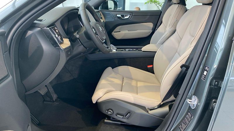Volvo XC60 (2026) PLUS DARK, B5 AWD, 184+10 kW / - fotka 8 z 13
