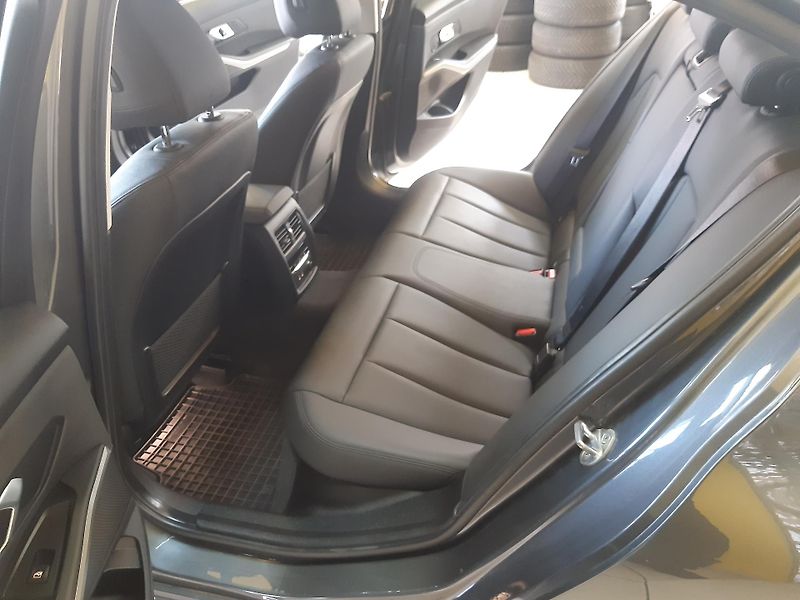 BMW Řada 3 318d BERLINE NAVI LED KAMERA - fotka 20 z 23