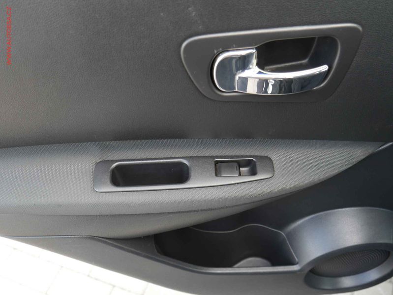 Nissan Qashqai (2009) 2.0dCi 4x4, AC, temp - fotka 12 z 19