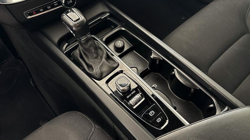 Volvo V60 (2018) D4 MOMENTUM + EL. TAŽNÉ - fotka 17 z 33