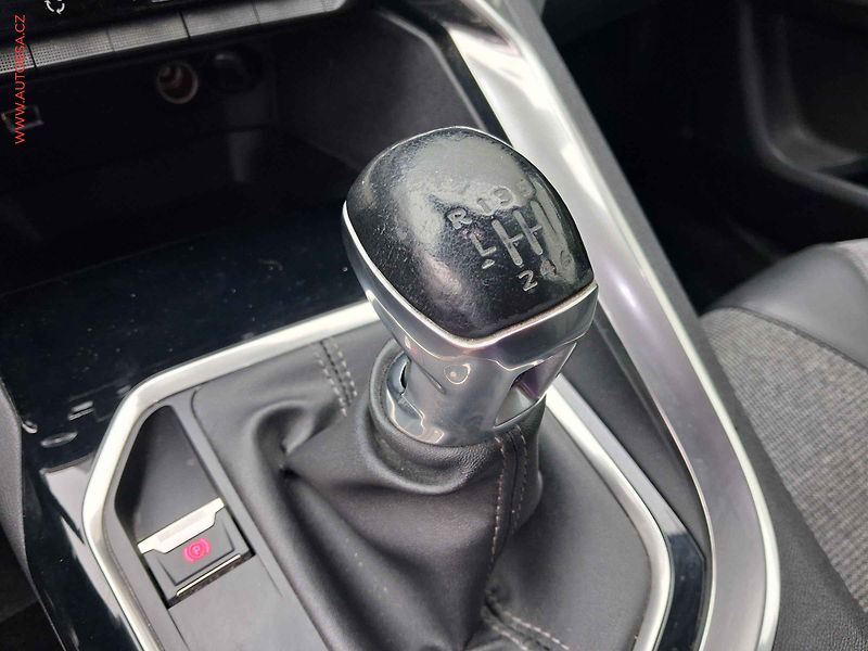 Peugeot 3008 (2018) 1.2 PT, Allure, navi, kamera - fotka 14 z 17