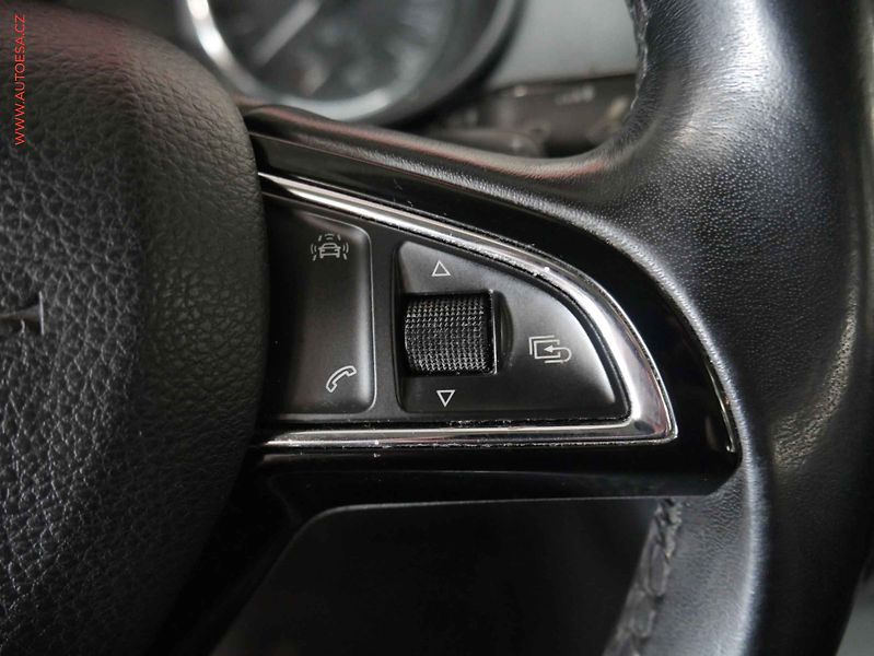 Škoda Octavia (2015) 2.0 TDi, ČR, DSG, AC, park - fotka 15 z 20