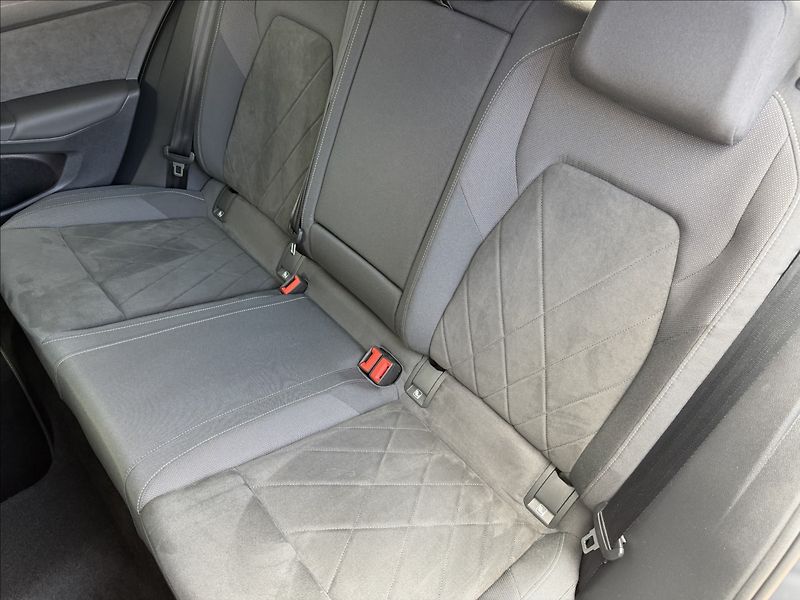 Volkswagen Golf VIII 2.0 TDI Life DSG/ACC - fotka 23 z 27