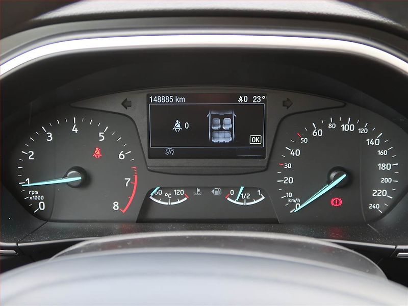 Ford Focus (2020) 1.0 EcoBoost, Tempomat - fotka 11 z 17