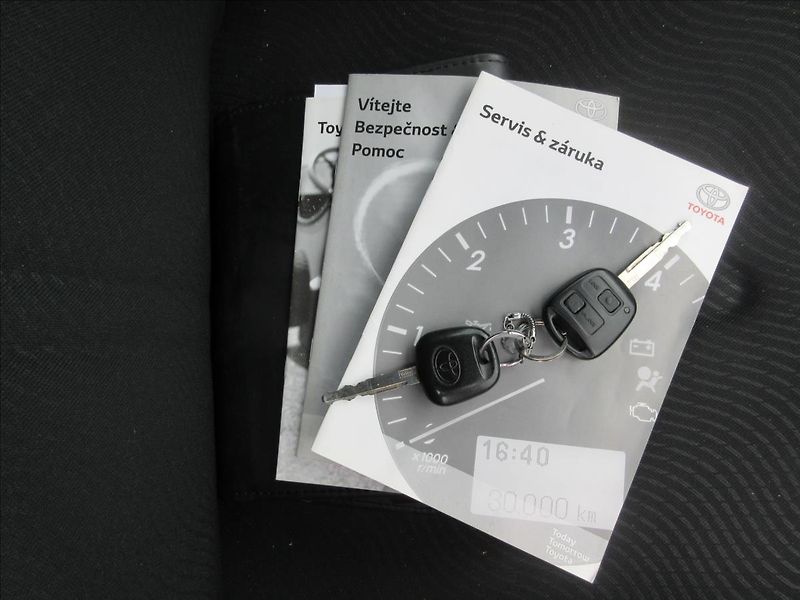 Toyota Yaris 1,3 VVTi Automat - fotka 13 z 14