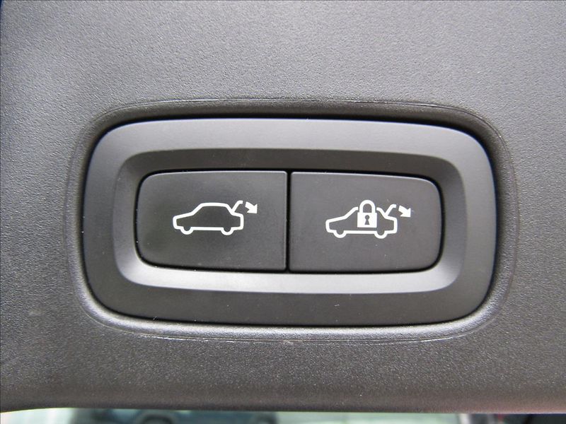 Volvo V90 2,0 D5 173kW AWD Automat - fotka 29 z 33