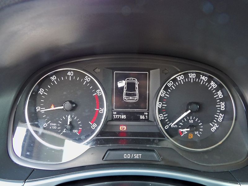 Škoda Fabia 1.0MPi Ambition Alu Tempomat - fotka 11 z 28