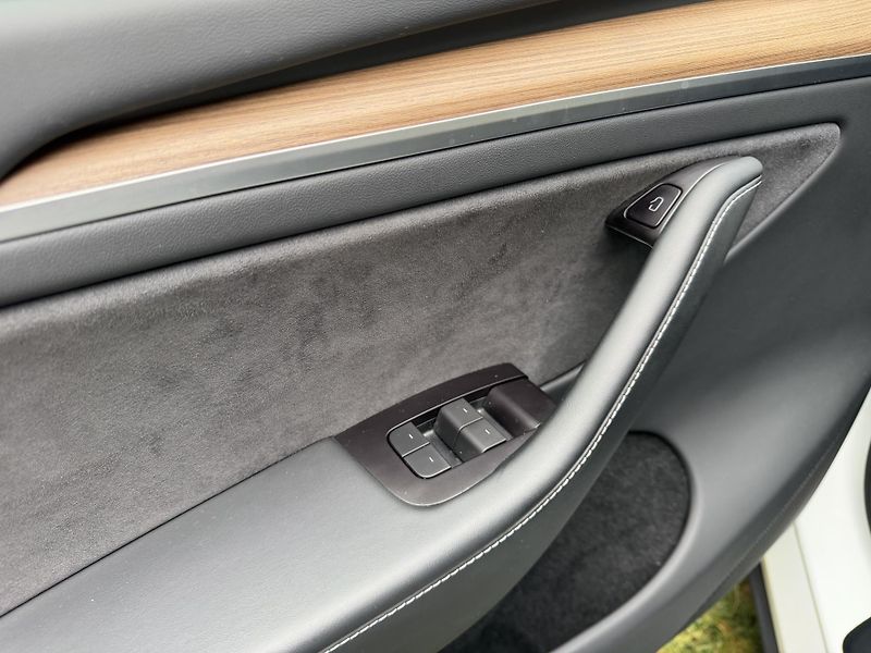 Tesla Model Y Performance-540PS-AWD-Berlín- - fotka 17 z 23