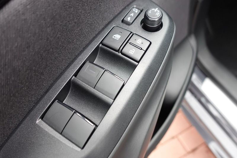 Toyota Yaris 1,5 HEV GR SPORT VIP Skyview - fotka 10 z 35