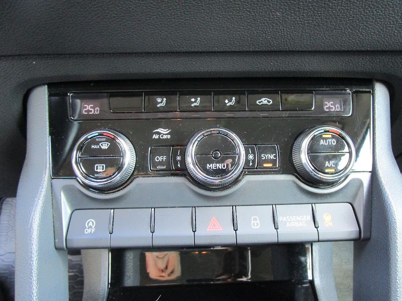 Škoda Karoq 1,6TDI-85KW-DSG-NOVÁ STK - fotka 21 z 30