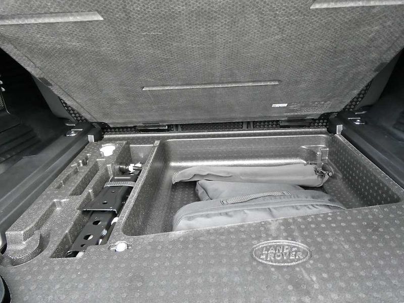 Land Rover Defender 110 3,0 X-Dynamic SE D250 - fotka 33 z 37