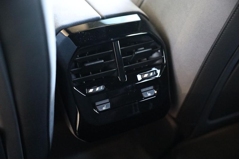 BMW iX xDrive45 - fotka 15 z 17