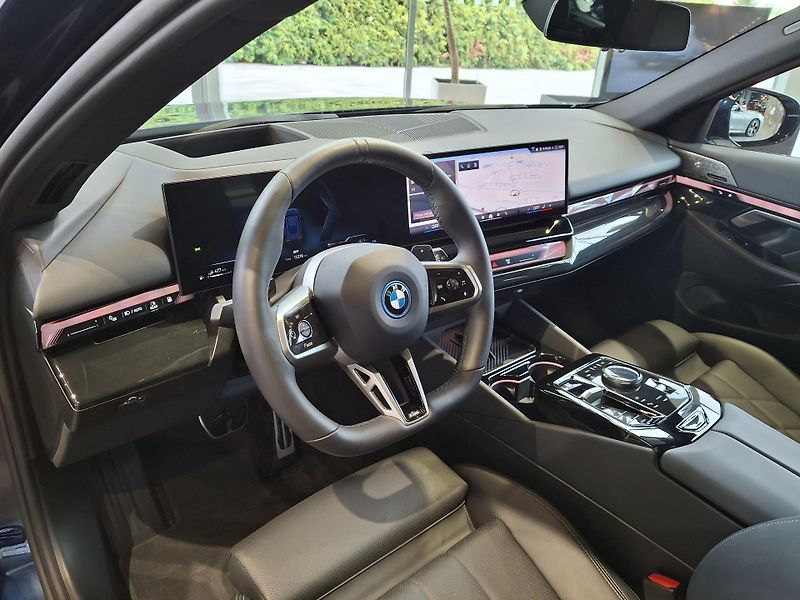 BMW Řada 5 550e xDrive Touring M-Sport  - fotka 8 z 30