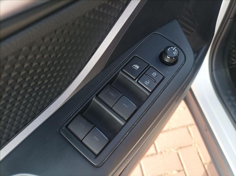 Toyota C-HR 1,8 Comfort - fotka 9 z 20