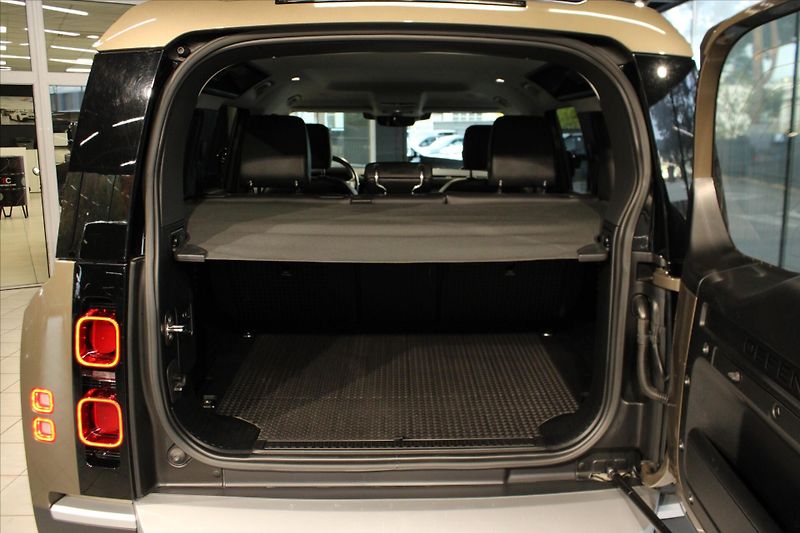 Land Rover Defender 110 D300 SE ACC/NezTop/360°/Ta - fotka 26 z 32
