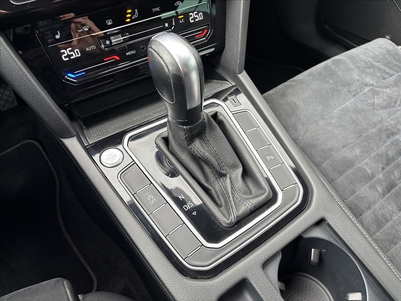 Volkswagen Passat 2,0 TDI R-Line 140kW - fotka 38 z 47
